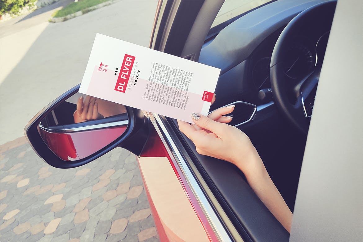 手持DL传单设计效果预览样机模板 DL Flyer In Hand Mockup插图(2)