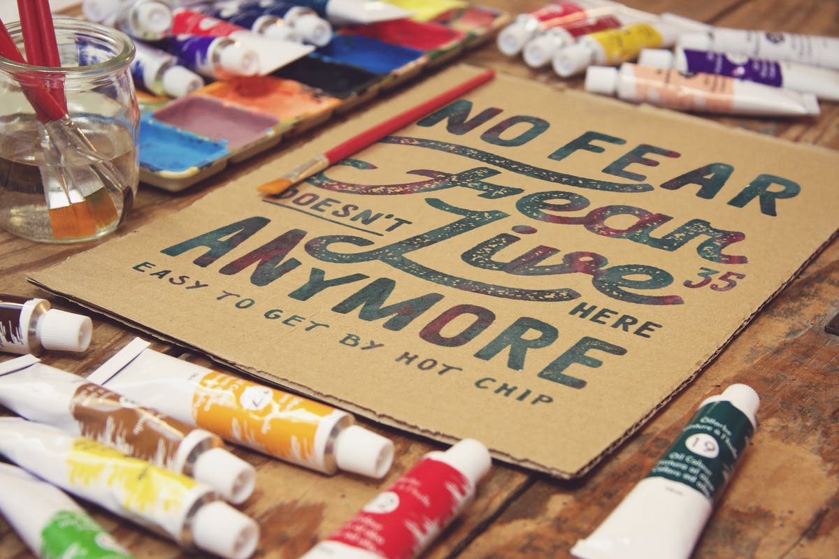 水彩画创作工作室场景牛皮纸样机模板 Paperboard Zoom插图