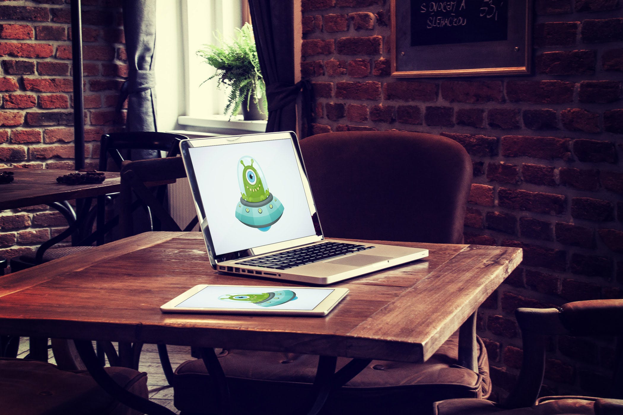 咖啡店场景MacBook&iPad屏幕预览素材库精选样机模板v4 5 Laptop and tablet mock-ups in cafe Vol. 4插图(2)