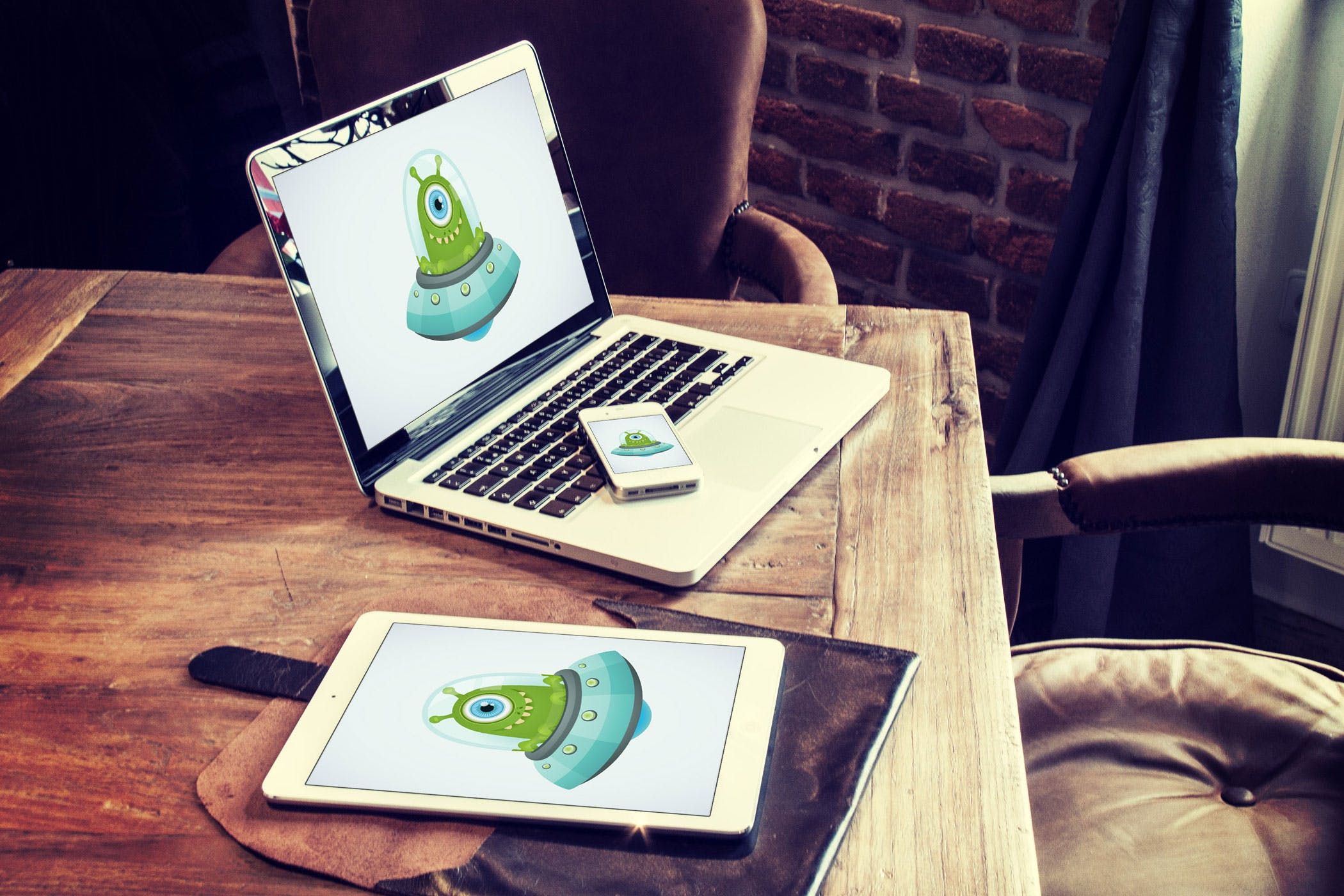 咖啡厅场景Macbook&平板电脑素材库精选样机模板v2 5 Laptop and tablet mock-ups in cafe Vol. 2插图(1)