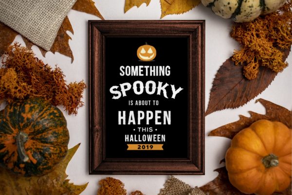 万圣节主题相框样机模板 Picture frame mockup