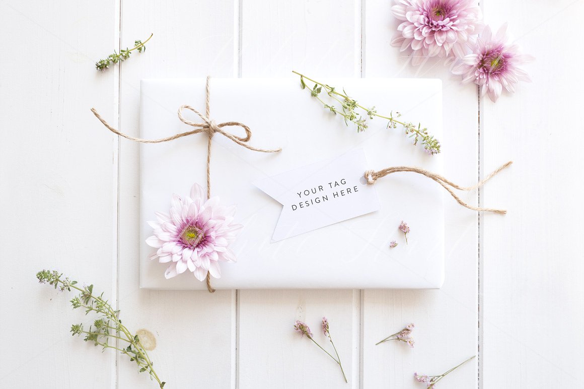 礼品包装标签样机 Gift tag mockup – styled stock image插图