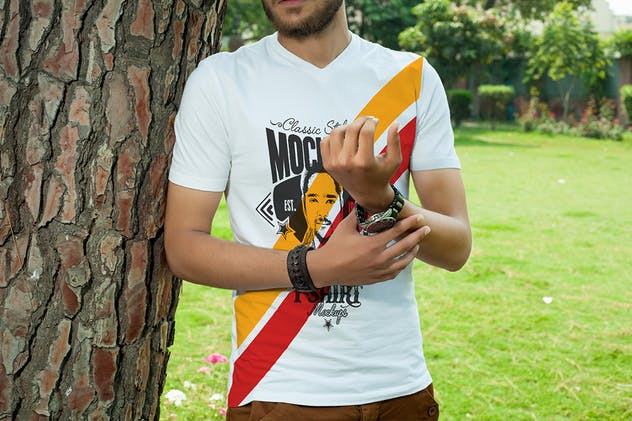 时尚男士V领T恤印花设计服装样机 Stylish V-Neck T-Shirt Mockups插图(3)