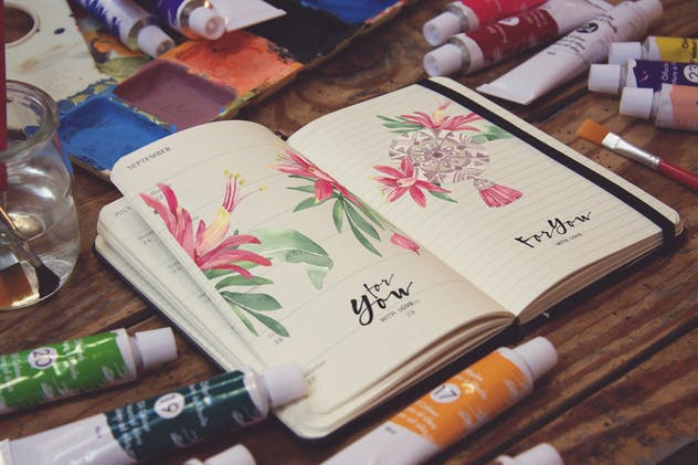 绘画作品展示场景袖珍笔记本样机模板v9 Agenda Scene插图(1)