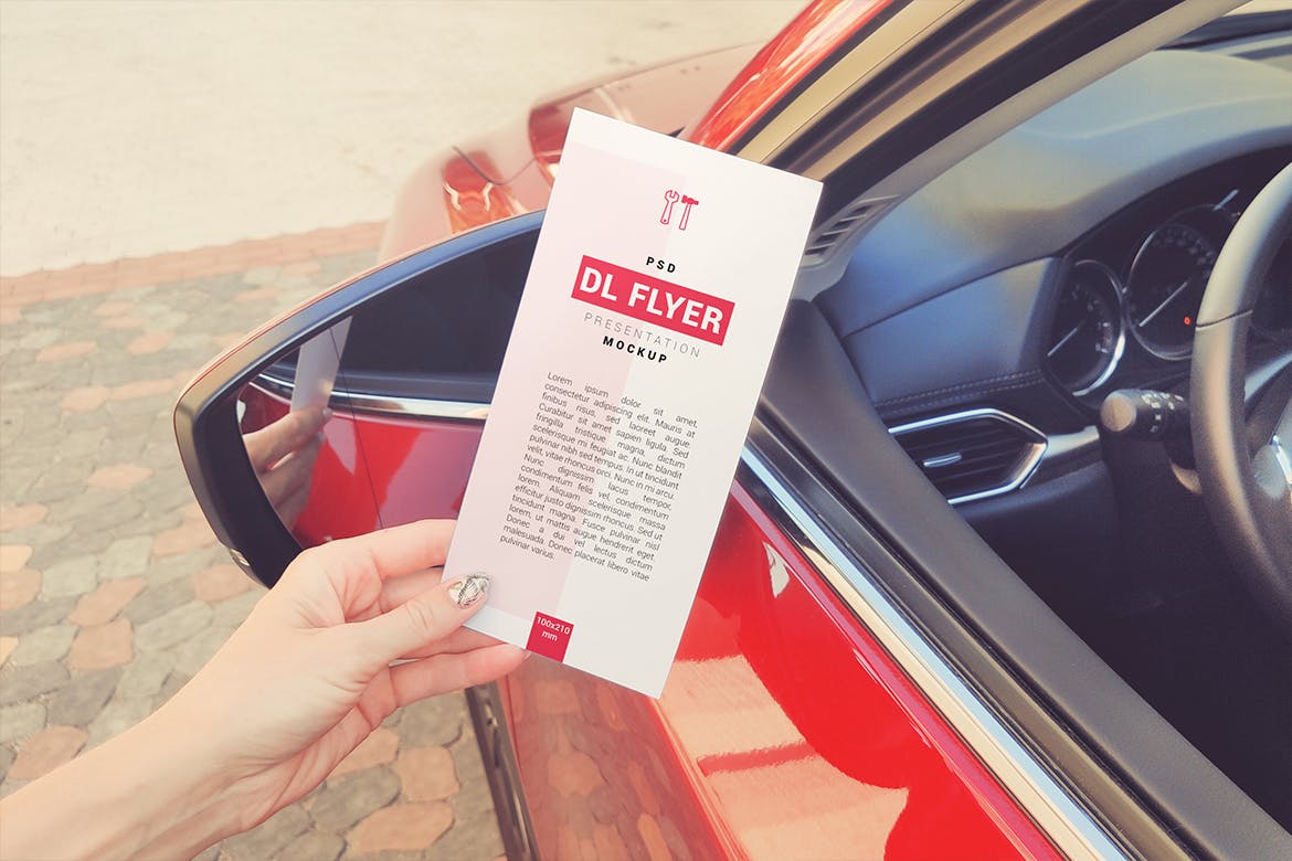 手持DL传单设计效果预览样机模板 DL Flyer In Hand Mockup插图(3)