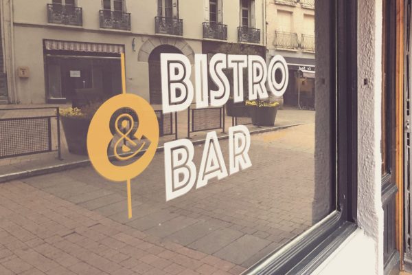 商店橱窗标志设计效果图样机模板 Shop Window Logo Mockup