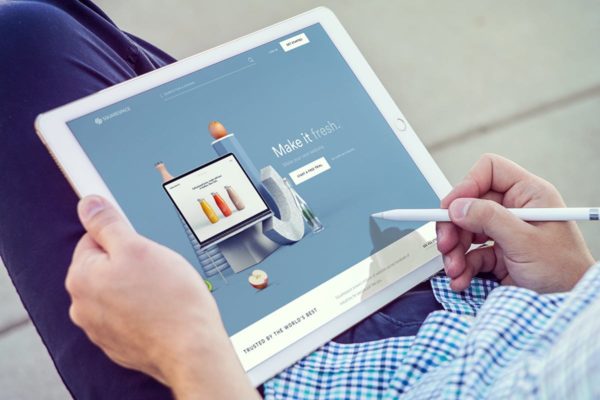 手持iPad Pro设备样机模板v8 iPad Pro Mockups v8