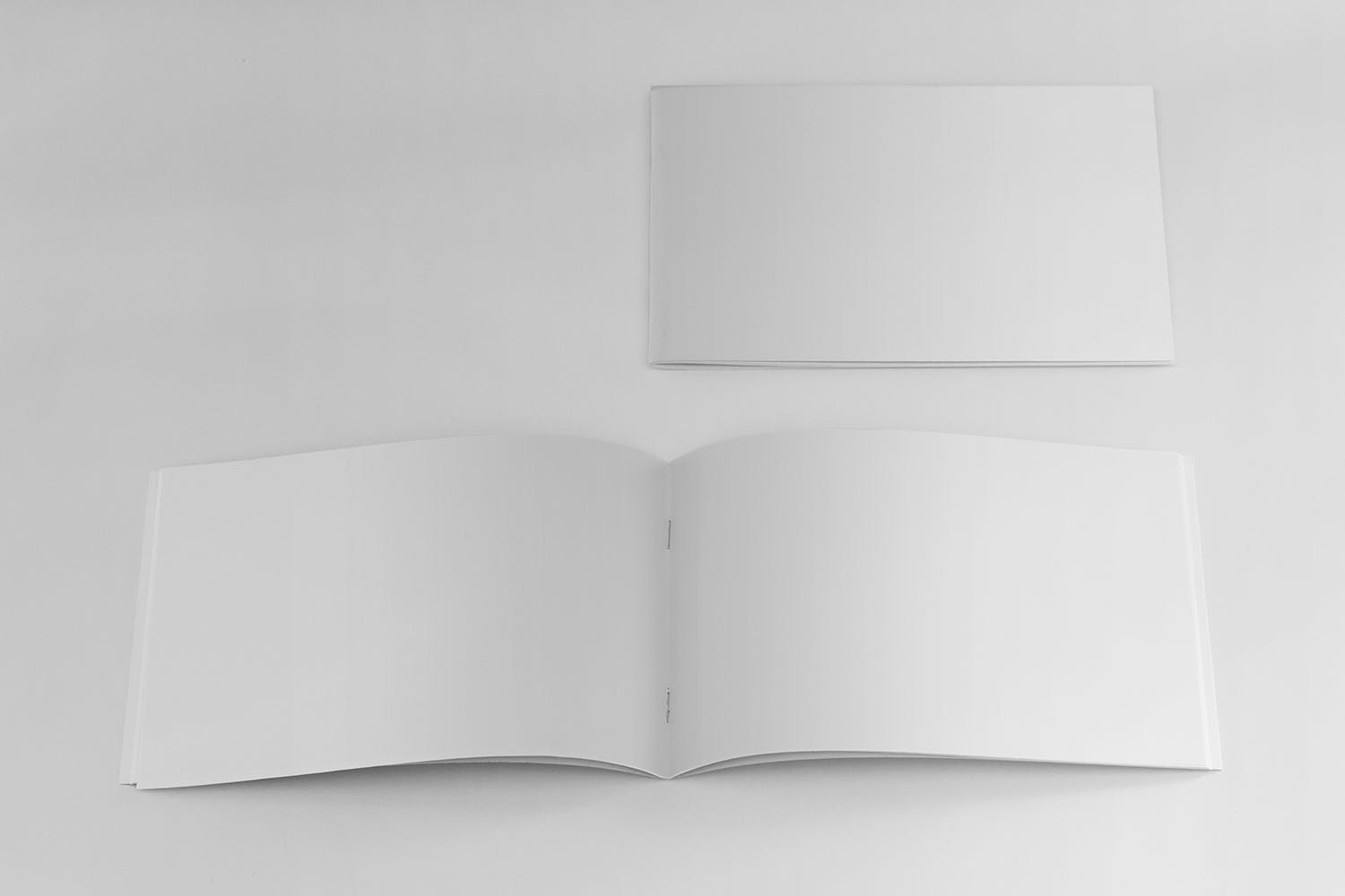 美国信纸规格宣传册封面&内页印刷效果图样机素材库精选 US Half Letter Cover & Open Pages Mockup插图(1)