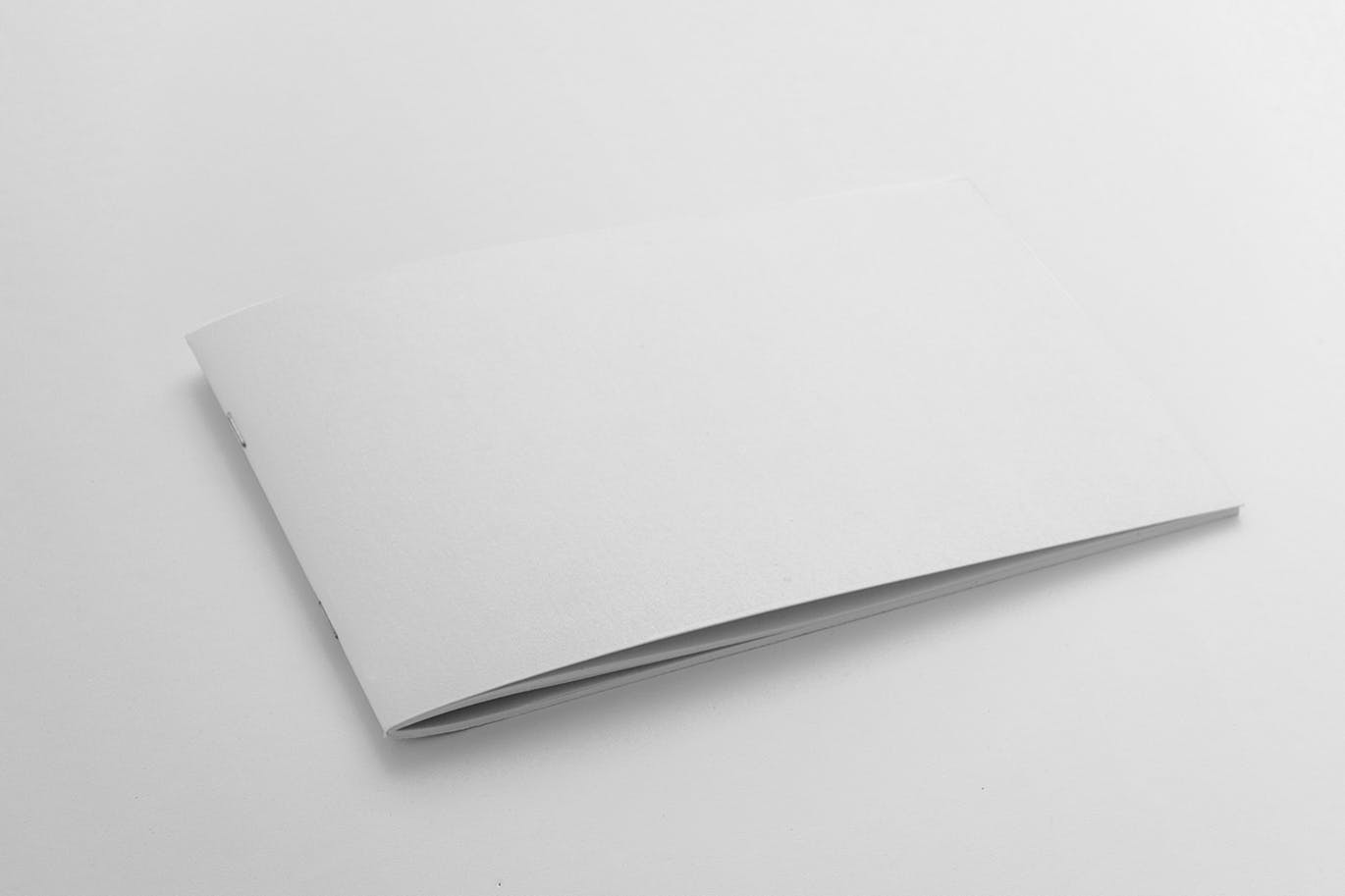 企业画册产品手册封面效果图样机素材库精选 Landscape Brochure Cover Mockup插图(1)