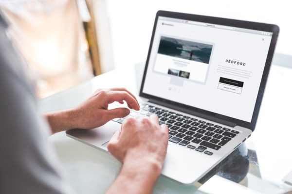 Macbook电脑Web&amp;APP设计演示样机模板 Macbook Laptop Display Web App Mock-Up