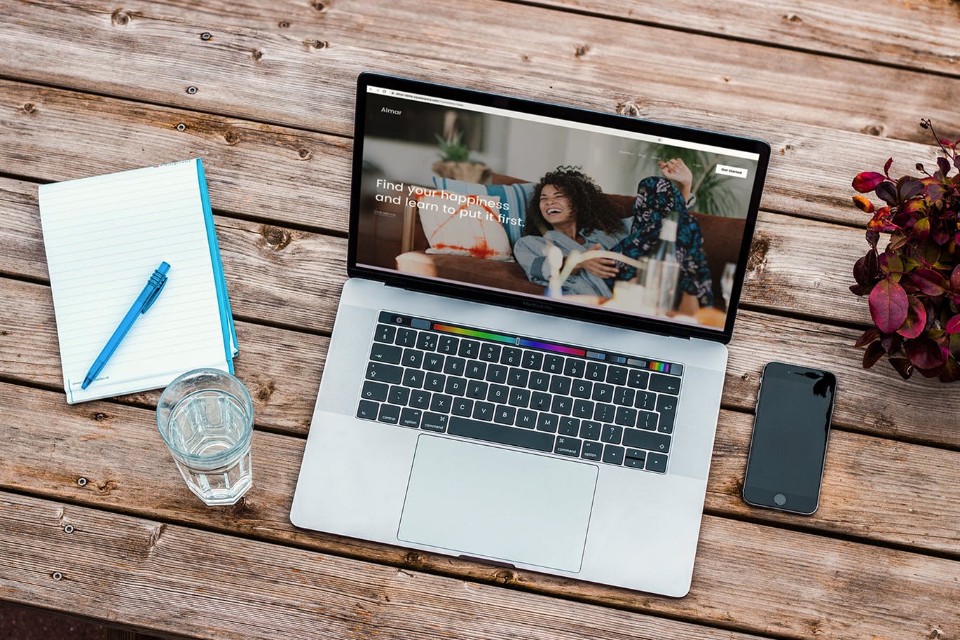 办公桌场景MacBook Pro屏幕预览样机模板v1 Macbook Pro Mockup Set Vol 01插图(3)