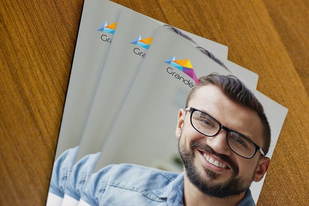 单页小尺寸广告传单样机 4 Photo-realistic Flyer Mockups插图(2)