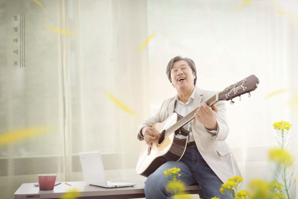 老年人音乐惬意生活海报设计模板