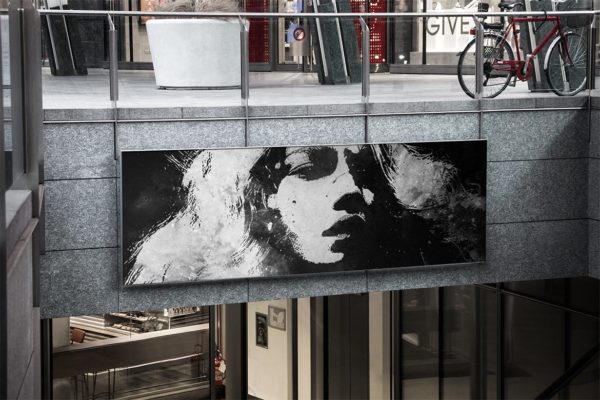 户外挂墙海报设计图样机模板 Horizontal Wall Poster Mock-up