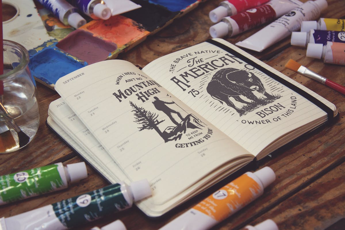 绘画作品展示场景袖珍笔记本样机模板v9 Agenda Scene插图