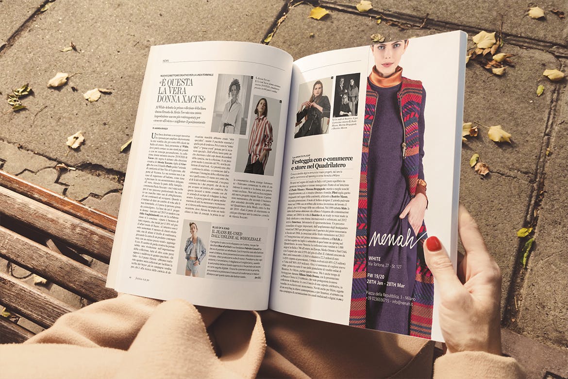 图书/产品手册内页排版设计效果样机模板 Book / Catalog In Hand Mockup插图(5)