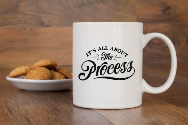 白色陶瓷杯马克杯印花图案展示素材库精选模板 Table Mug Mock Up