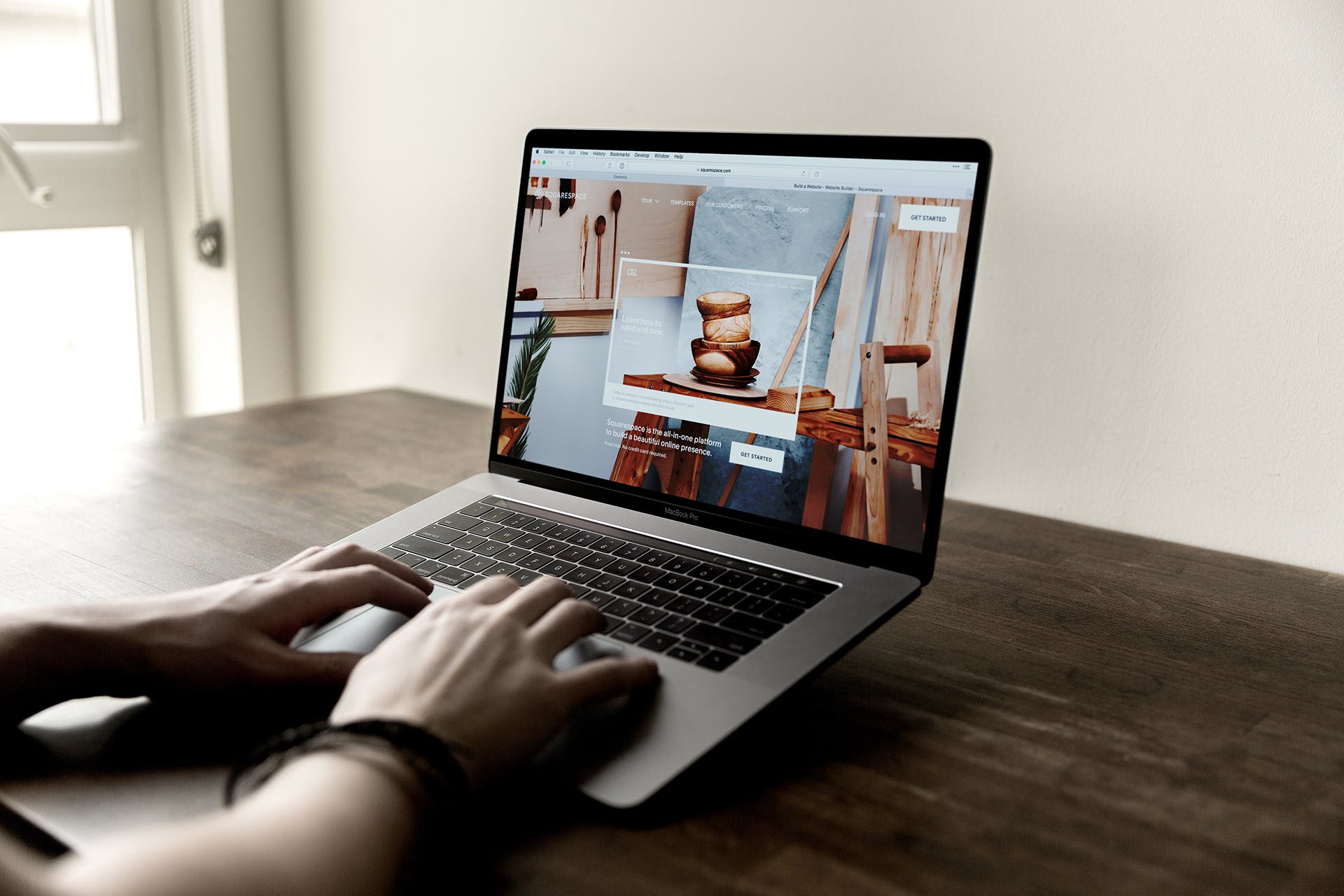 MacBook Pro实景拍摄屏幕预览样机v6 Macbook Mockup Vol 06 – New Touch Bar插图(2)