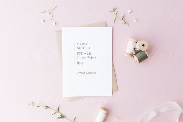 简约现代文艺风背景贺卡样机模板 5×7" card mock up on pink background