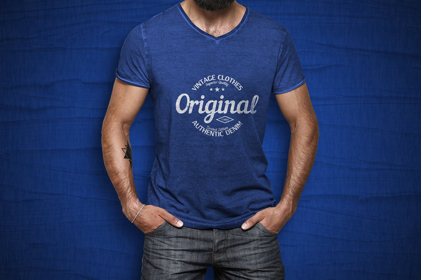 V领T恤设计模特上身效果预览样机模板 V-Neck T-Shirt Mockup插图(2)