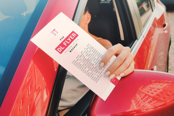 手持DL传单设计效果预览样机模板 DL Flyer In Hand Mockup