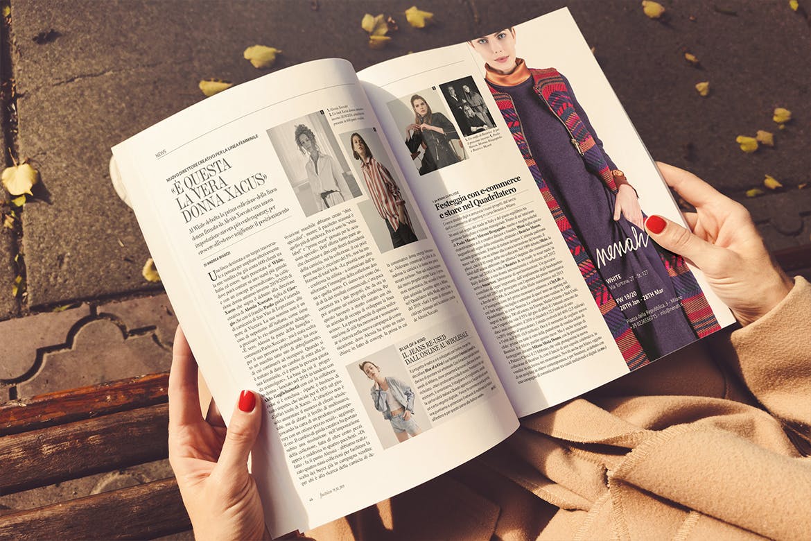 图书/产品手册内页排版设计效果样机模板 Book / Catalog In Hand Mockup插图(6)