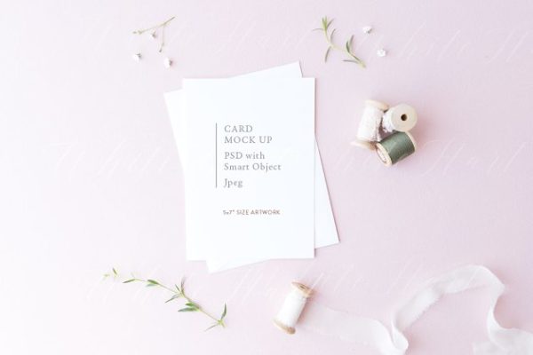 春季系列5×7白色便签样机模板 5×7 card mock up on white envelope