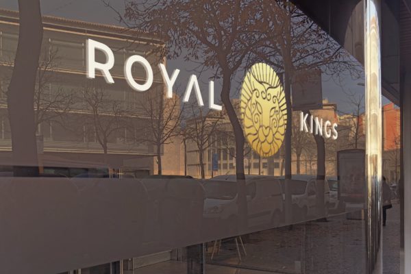 玻璃外墙Logo徽标全景展示效果图样机素材库精选 Panoramic Glass Logo Mockup