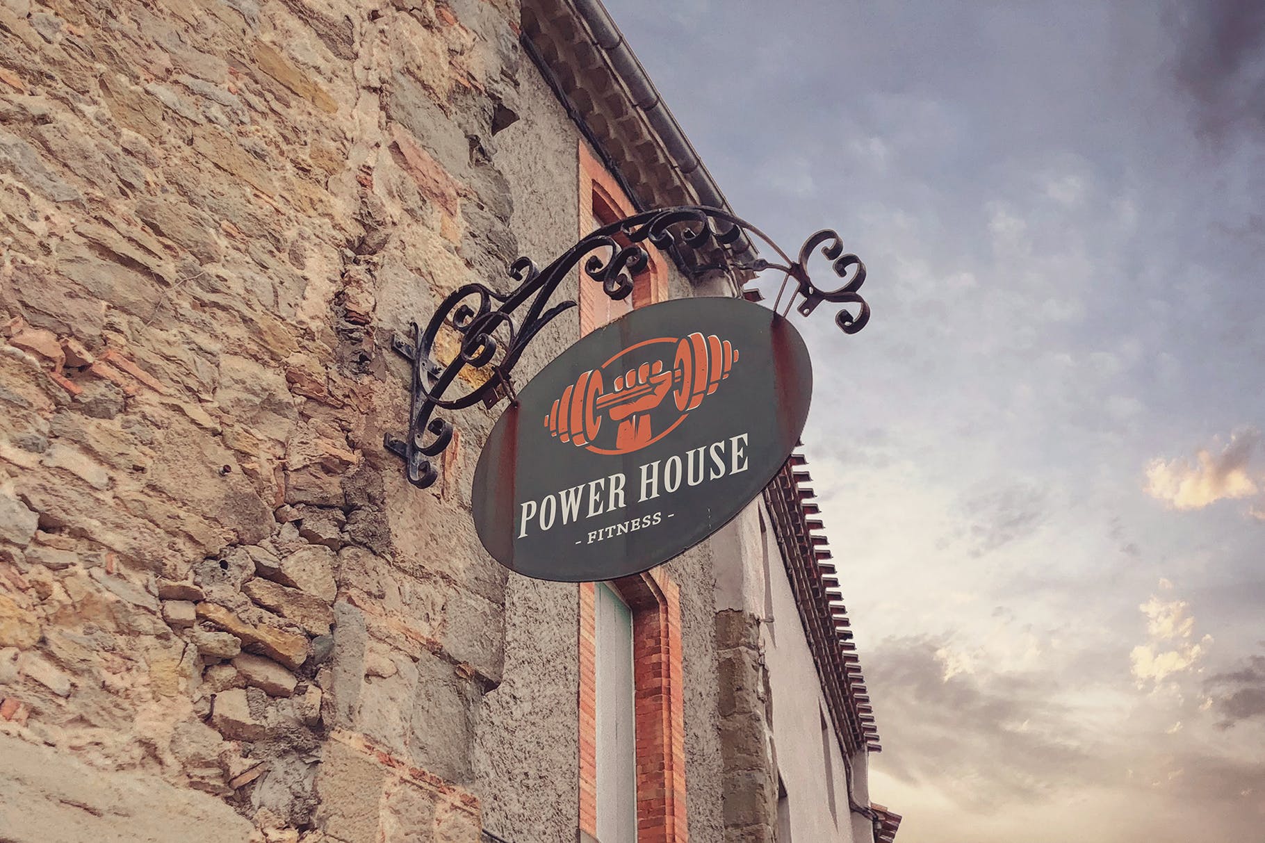 店铺铁架店铺招牌设计效果预览样机模板 Wrought Iron Signboard Mockup插图(2)